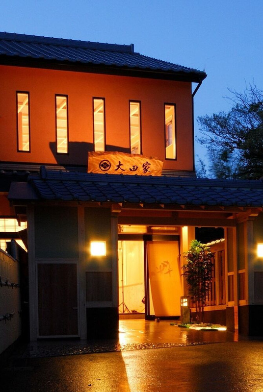 施設の正面 (日没後)