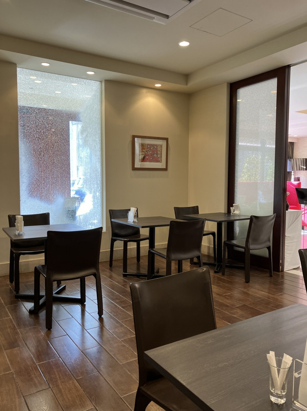 朝食ルーム、朝食時以外はここで打ち合わせ等の使用OK