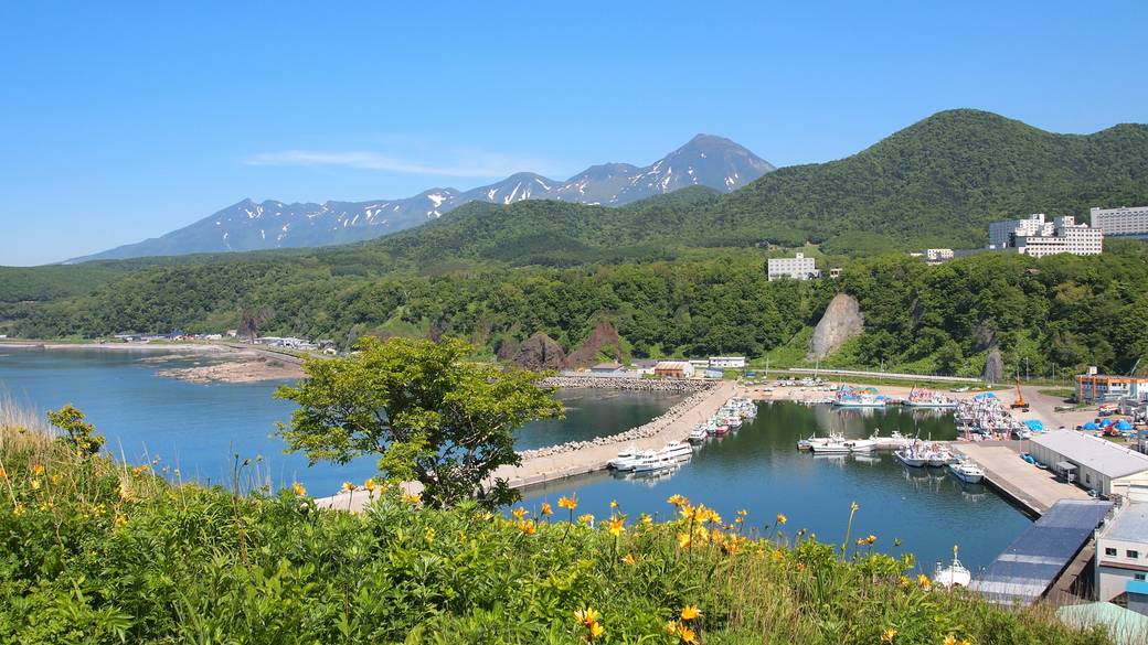 ホテル周辺 ウトロ漁港の風景 / 2