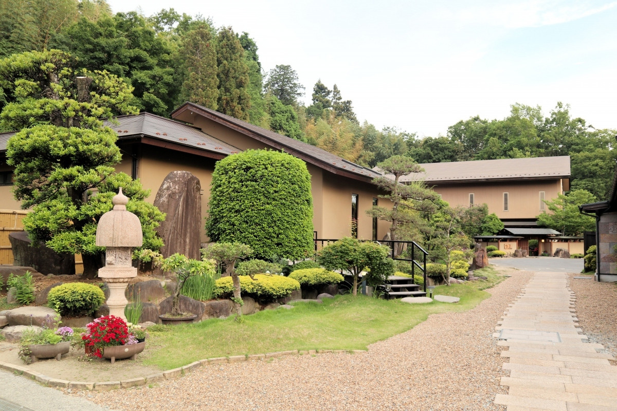 緑豊かな敷地内