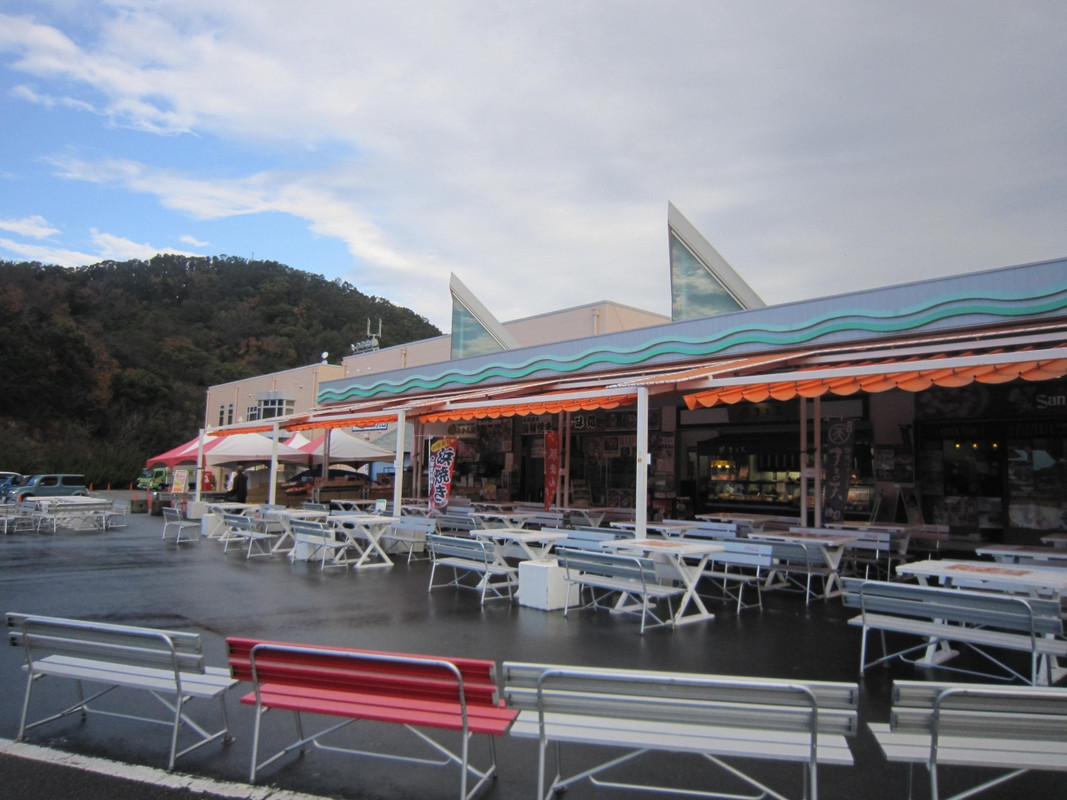 とれとれ市場の向かいに位置する