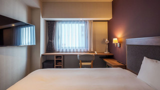 ダブルルーム クイーンベッド 1 台 喫煙可