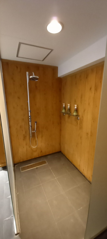 シャワールーム扉なしでびしょびしょ