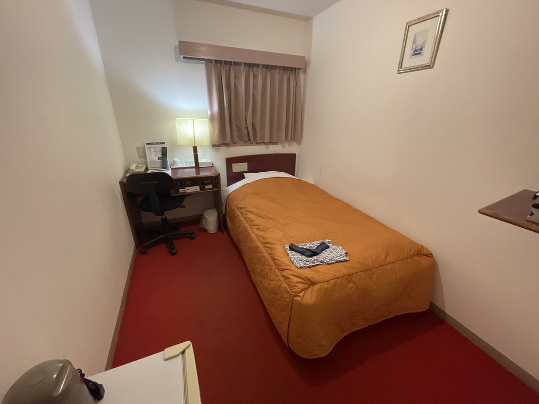 古いが寝るだけなら十分な部屋