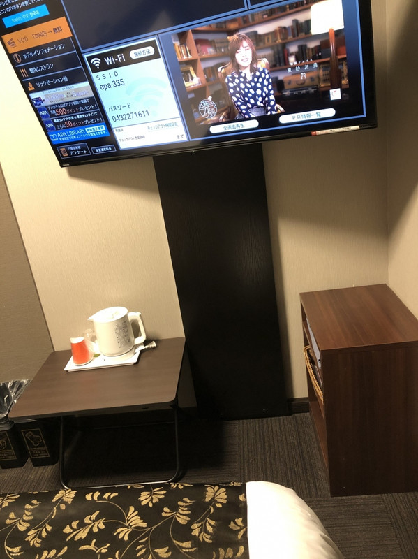 デカいテレビが…50インチ程度はあるかな?