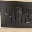 ヘッドボードにコンセントあり
