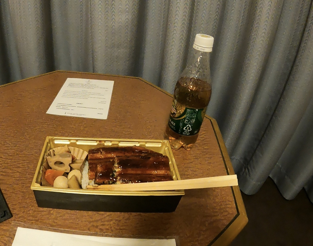 たべかけですみません。鰻弁当です