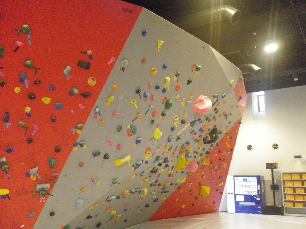 屋内でもトランポリンやボルタリングで遊びました