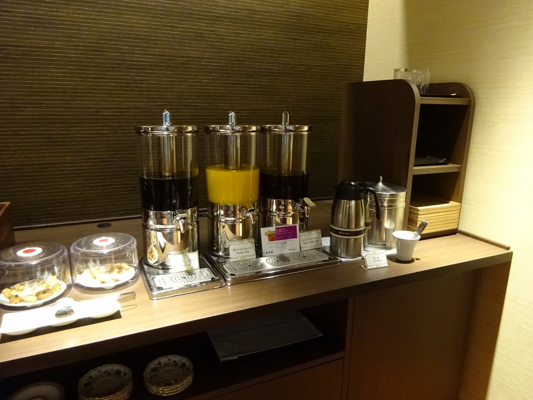 無料でドリンクやクッキーがいただけるラウンジ