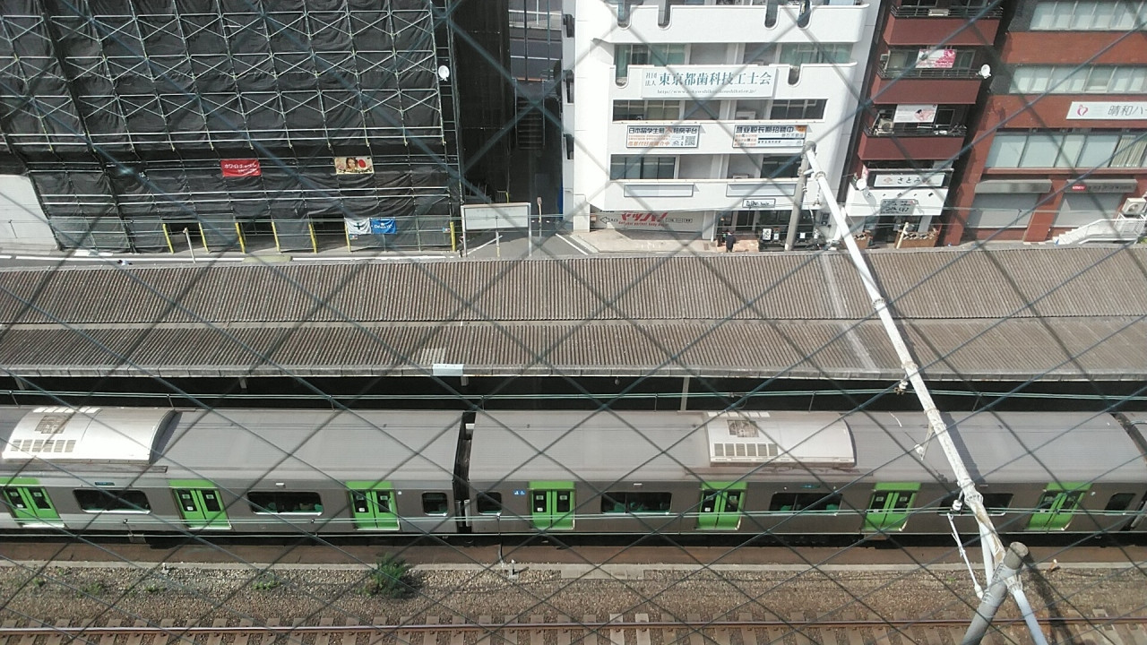 山手線の大塚駅が見えます