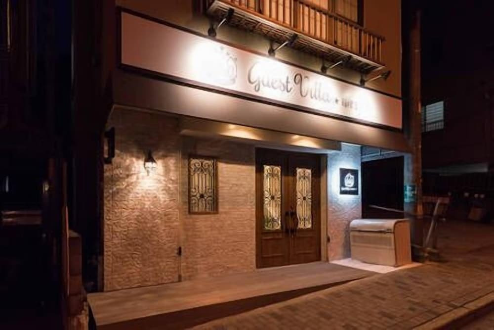 施設の正面 (日没後)