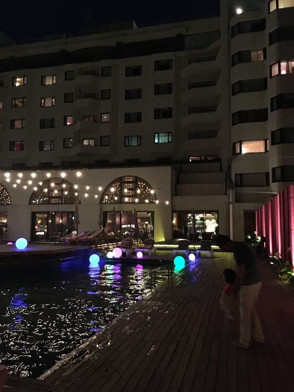 ナイトプールを実施中