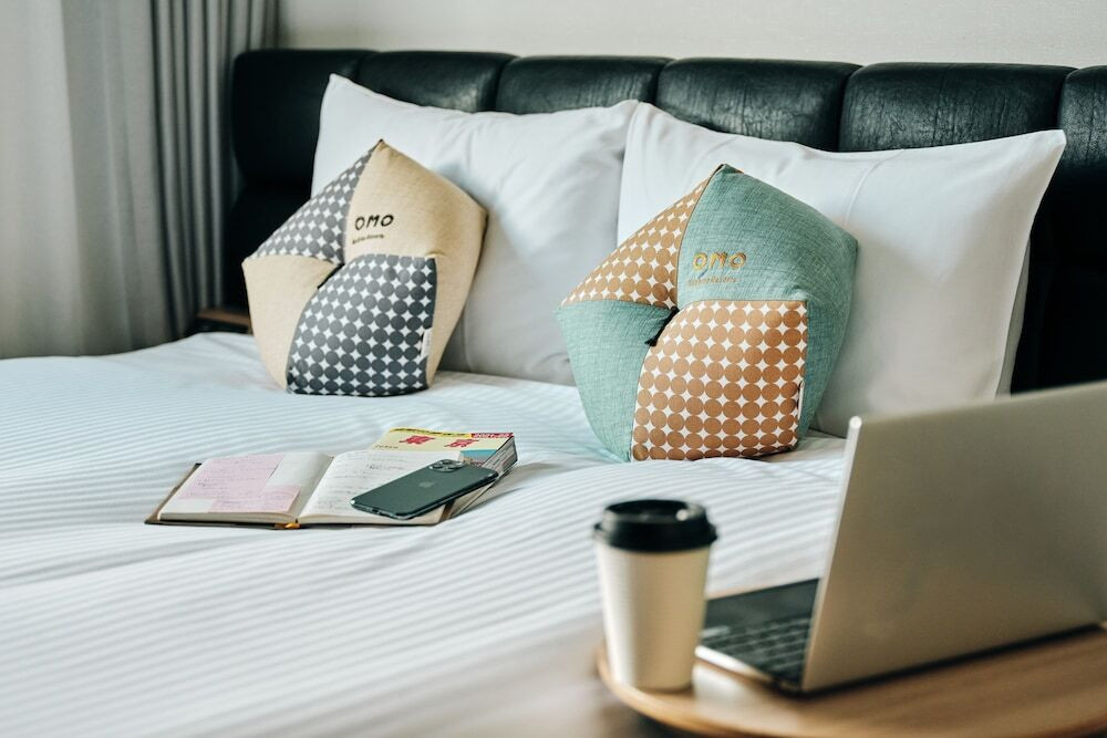 落ち着いた内装の客室