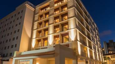 施設の正面 (日没後) / 2