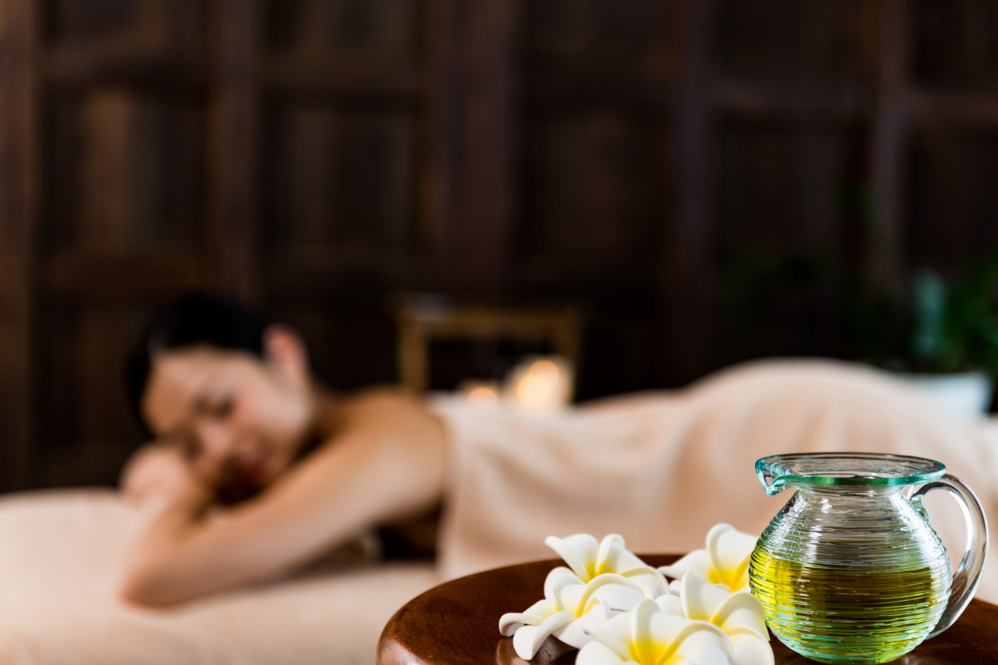 若い女性、エステ、ビューティー、オイルイメージ