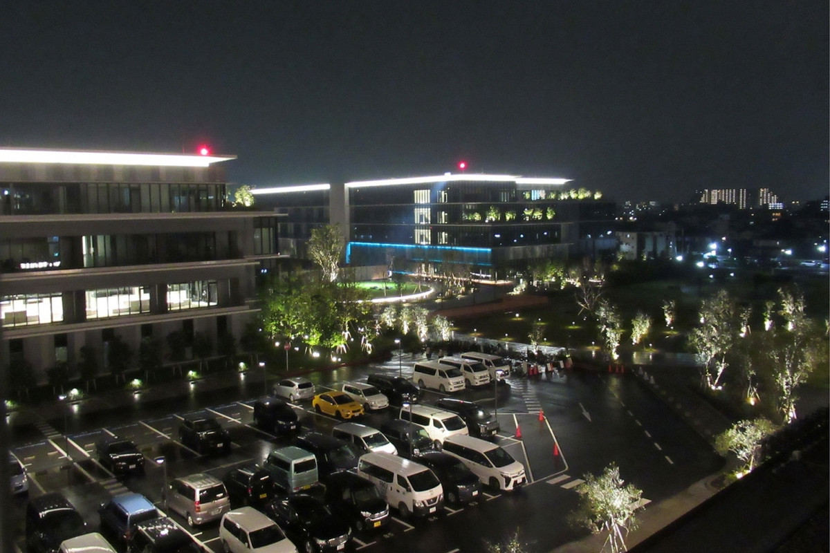 客室の向きは公園・駐車場側でしたが、こちらも光も非日常でした