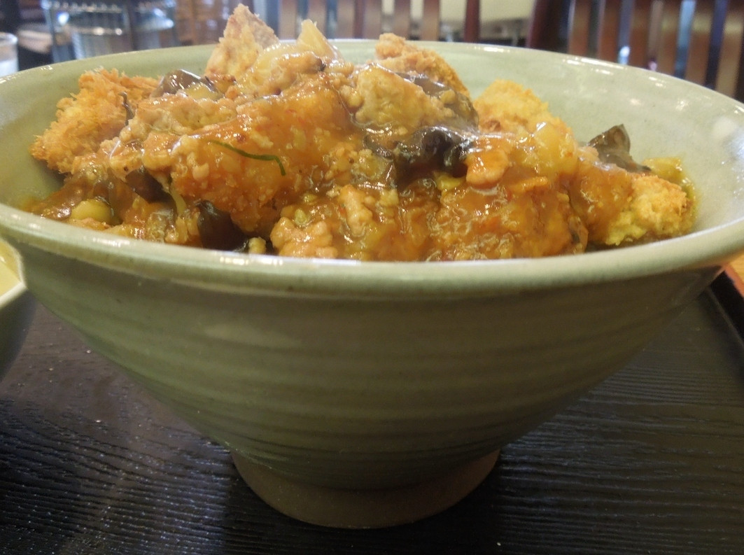 「中華四川料理 もりた」料理 932691 越前焼の器に入った中華風醤油カツ丼