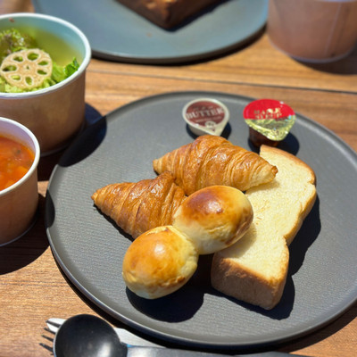パンプレートはクロワッサン・甘めのパン・食パンが乗っていてバターの香りがして美味しかったです! / 1