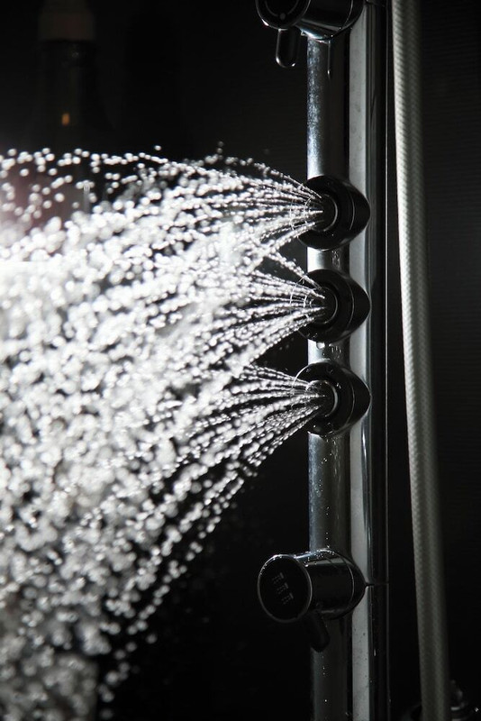 バスルームのシャワー