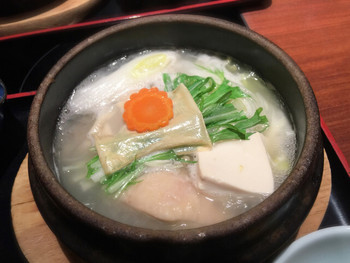 「博多華味鳥 銀座4丁目店」 料理 66751713 【水たき御膳（税込1,500円】
水たき小鍋 
あっさりですが、しっかりと鶏の旨味が出てます。