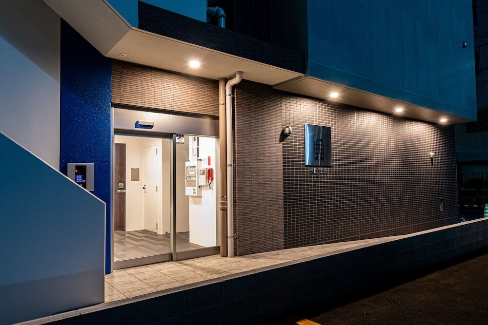 施設の正面 (日没後)