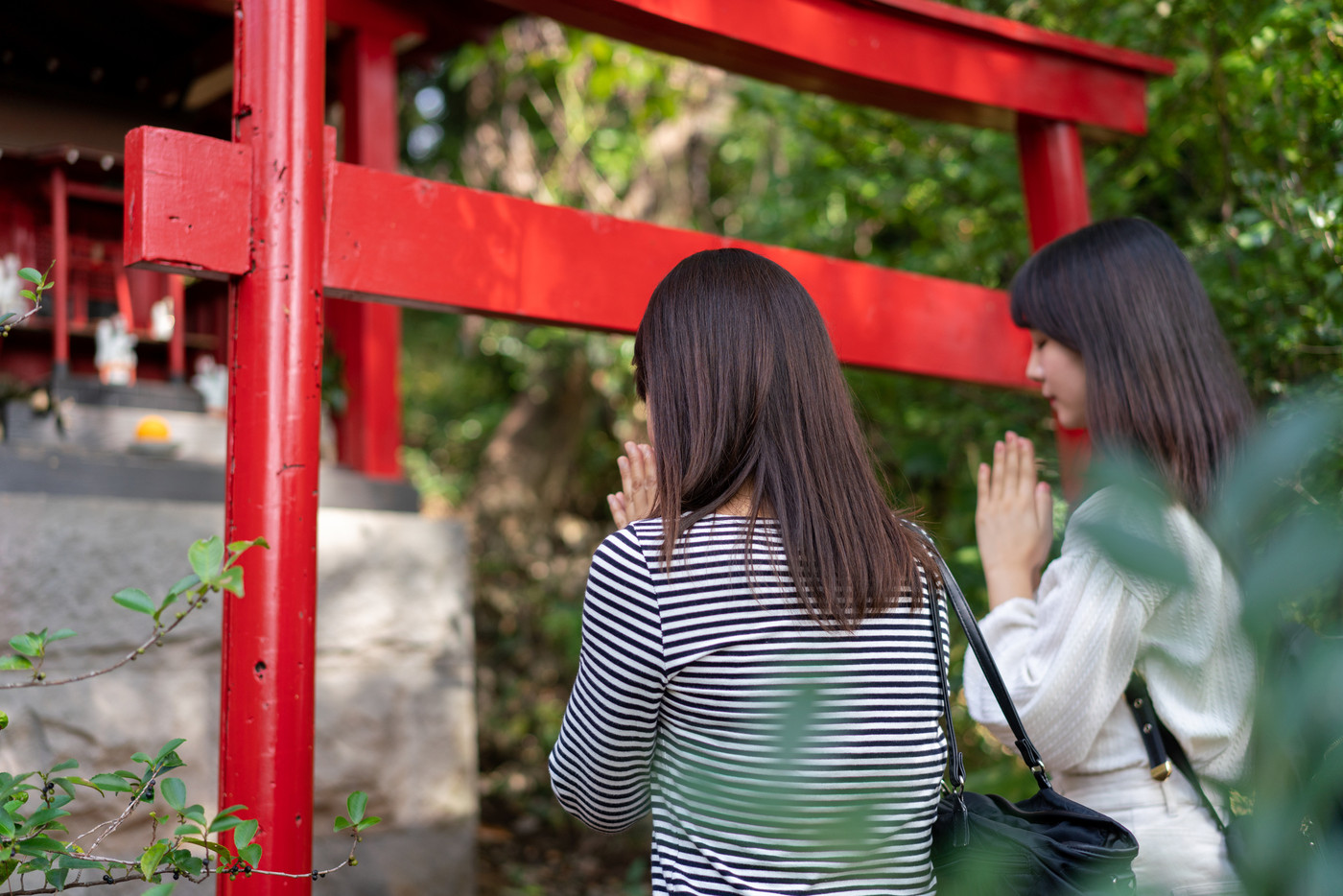 神社にお参りする親子