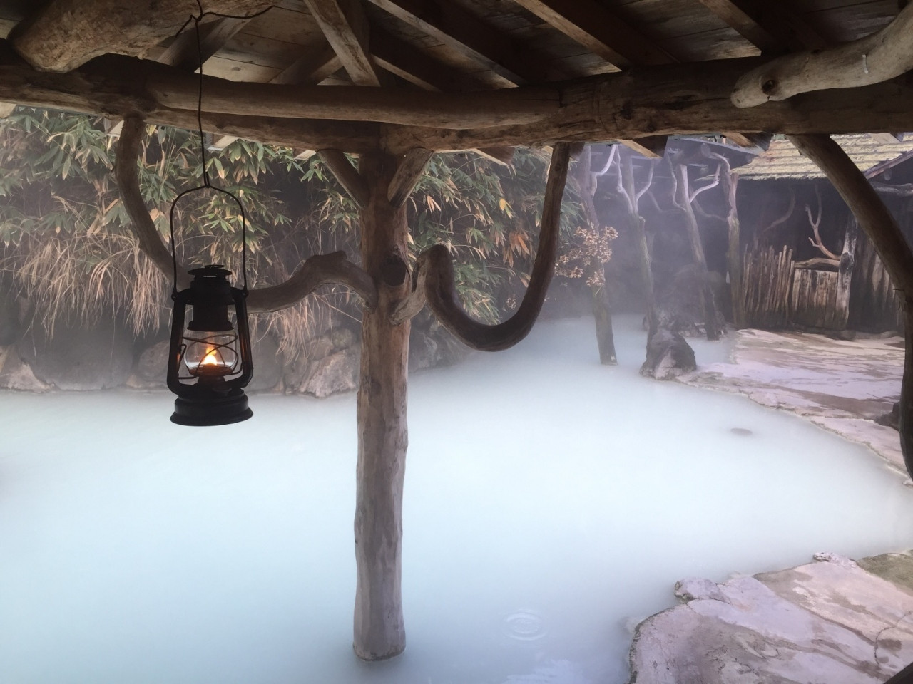 秘湯感たっぷりの山里のにごり湯でくつろぐ4262949