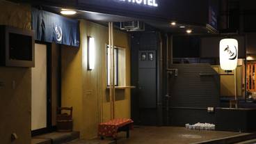 施設の正面 (日没後) / 2