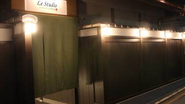 施設の正面 (日没後) / 1