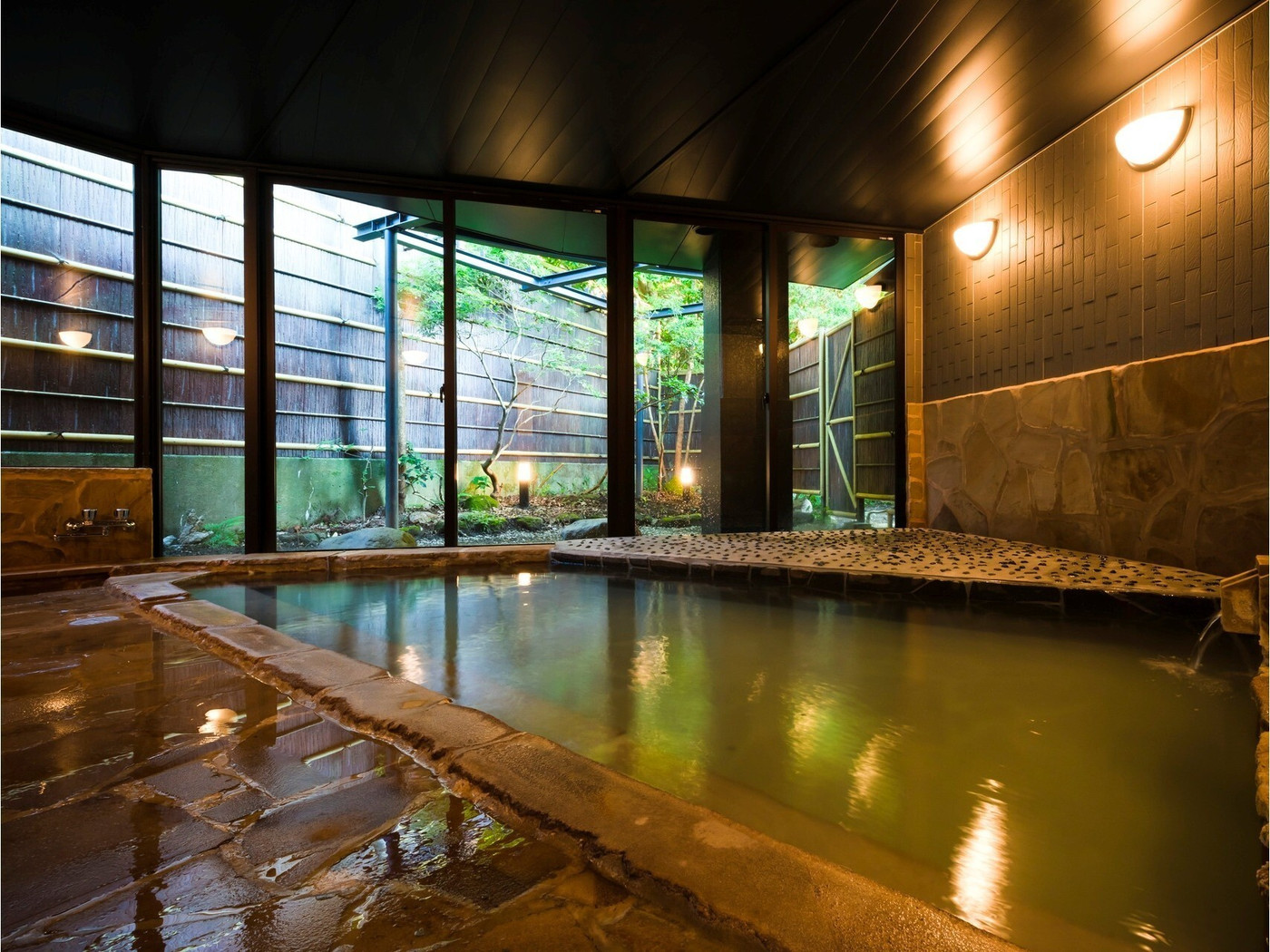 気鋭の料理人が手掛けた料理と大涌谷温泉が自慢の宿3403529