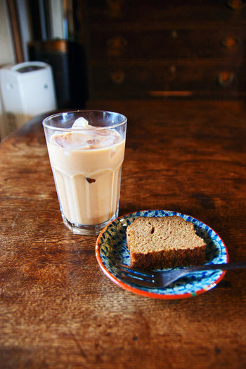 「カフェ間間間」料理 773322 アイスチャイとケーキ
