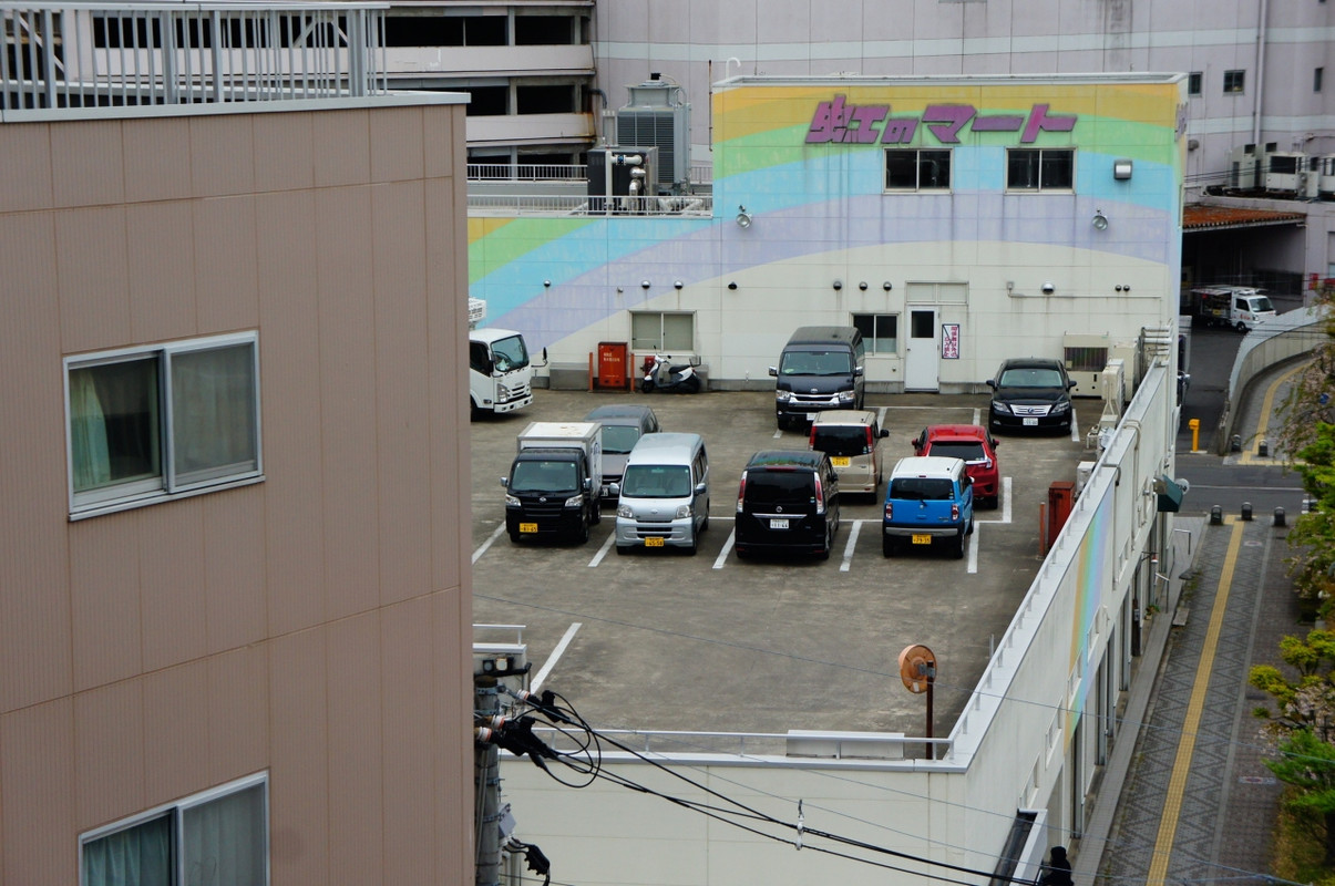 虹のマートで朝ごはんを調達。パン屋もある。