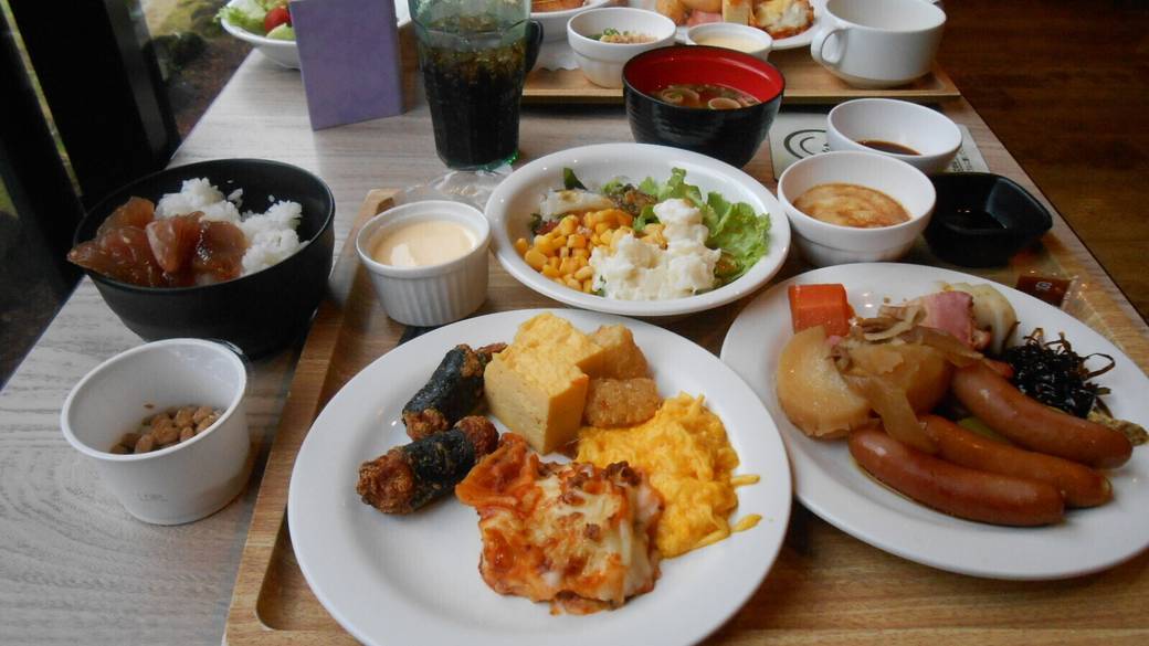 木漏れ日を浴びつつ
朝食ビュッフェを堪能 / 2