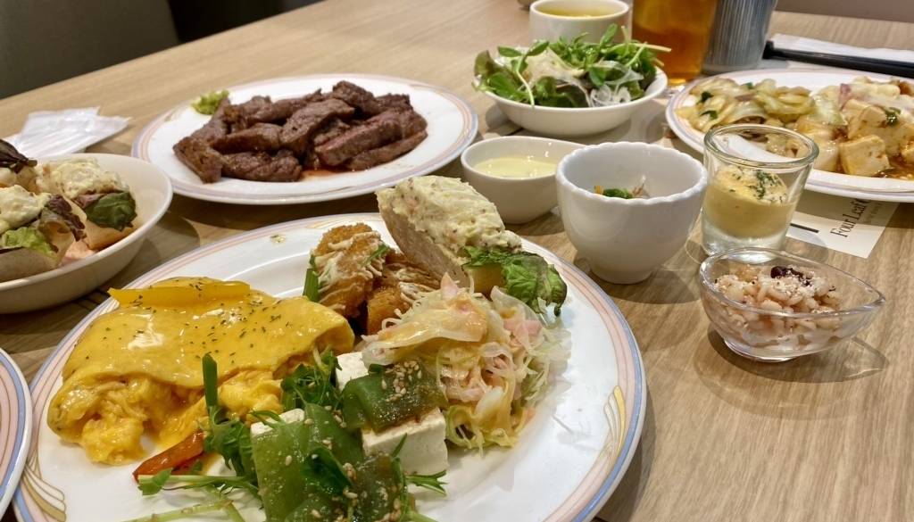 郷土料理をいただく
大人気朝食ブッフェ / 1