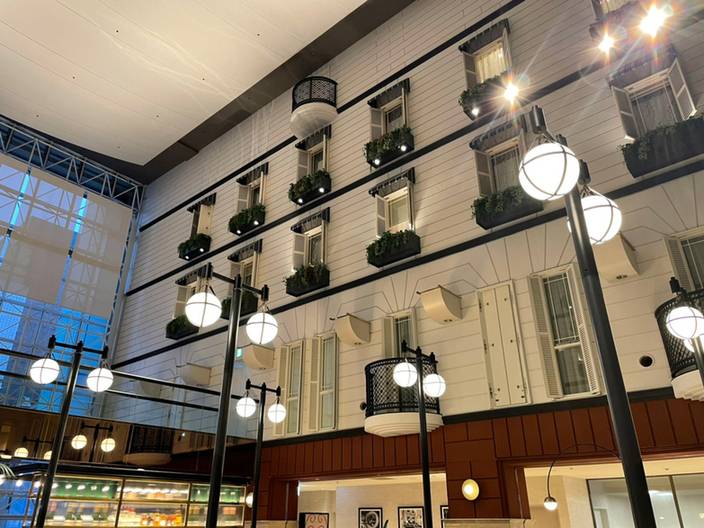 西洋の街並みのような内装 / 2