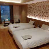ALA HOTEL KYOTO（京都府 ビジネスホテル）：36㎡の「スーペリアツイン」には窓際に畳のスペースが。床に座ってゆっくり寛ぎたい方におすすめ。ベッドは全室「シモンズ」のマットレス使用で快適な眠りをサポート。 / 3