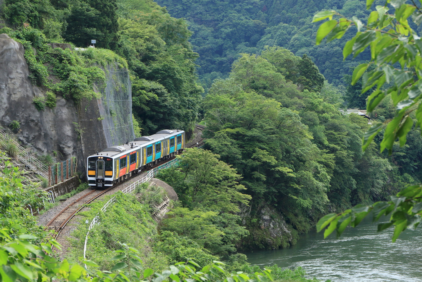 水郡線「奥久慈の山間部を走る列車」