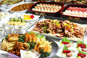 夕食は約80種の和洋中バイキング