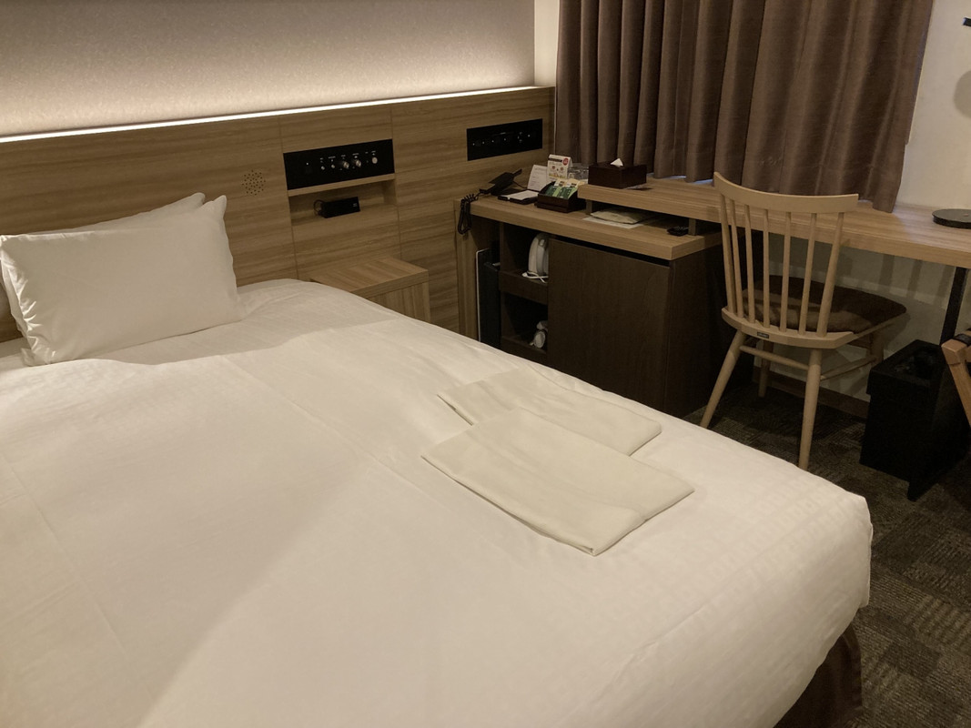 ベッドは少し広めのセミダブル