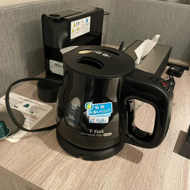 電気ポットもブラック。インテリアが統一されていてモダンな印象の客室設備 / 7