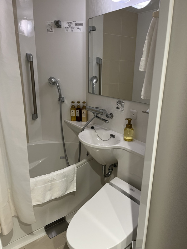 めっちゃ狭いバスルーム。ゴミ箱も置いてない