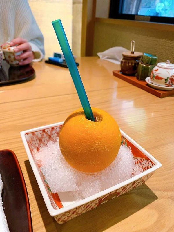 オレンジをくり抜いたかわいいジュース◎