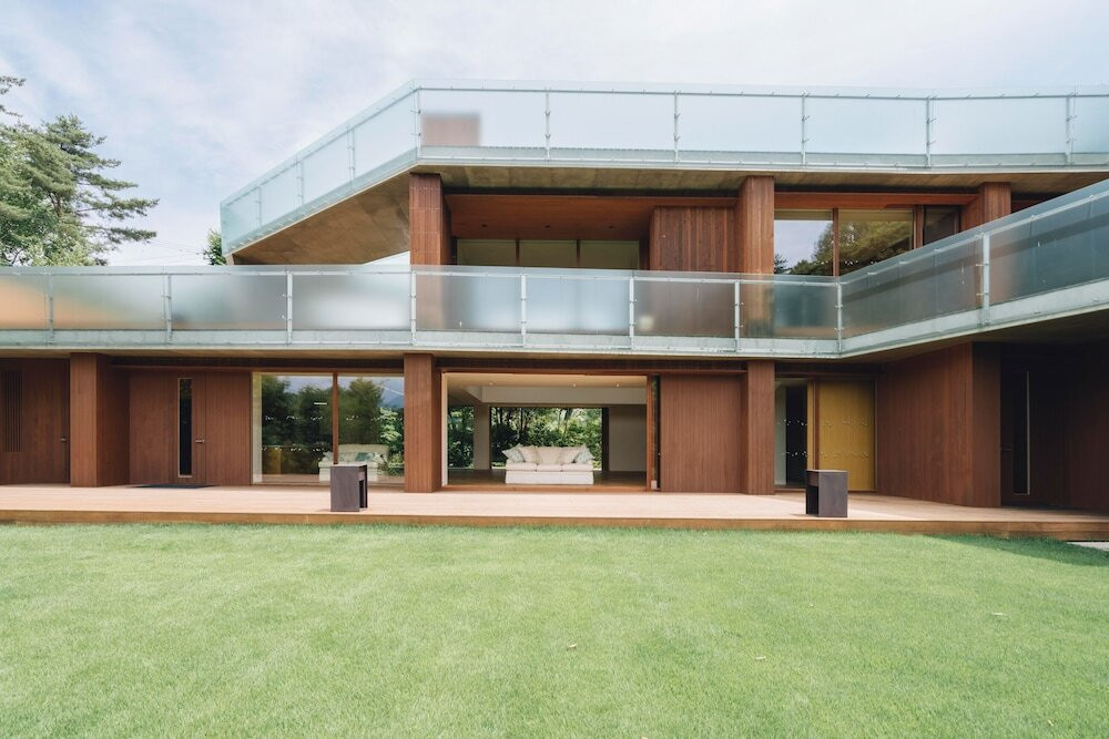 八ヶ岳の森にたたずむ前衛アートのホテル3508023