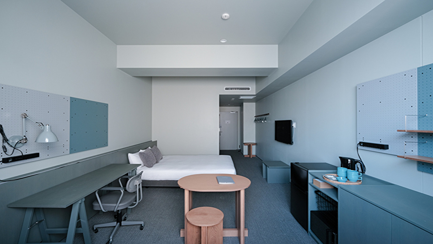 ショッピングをする女友達 若い日本人女性