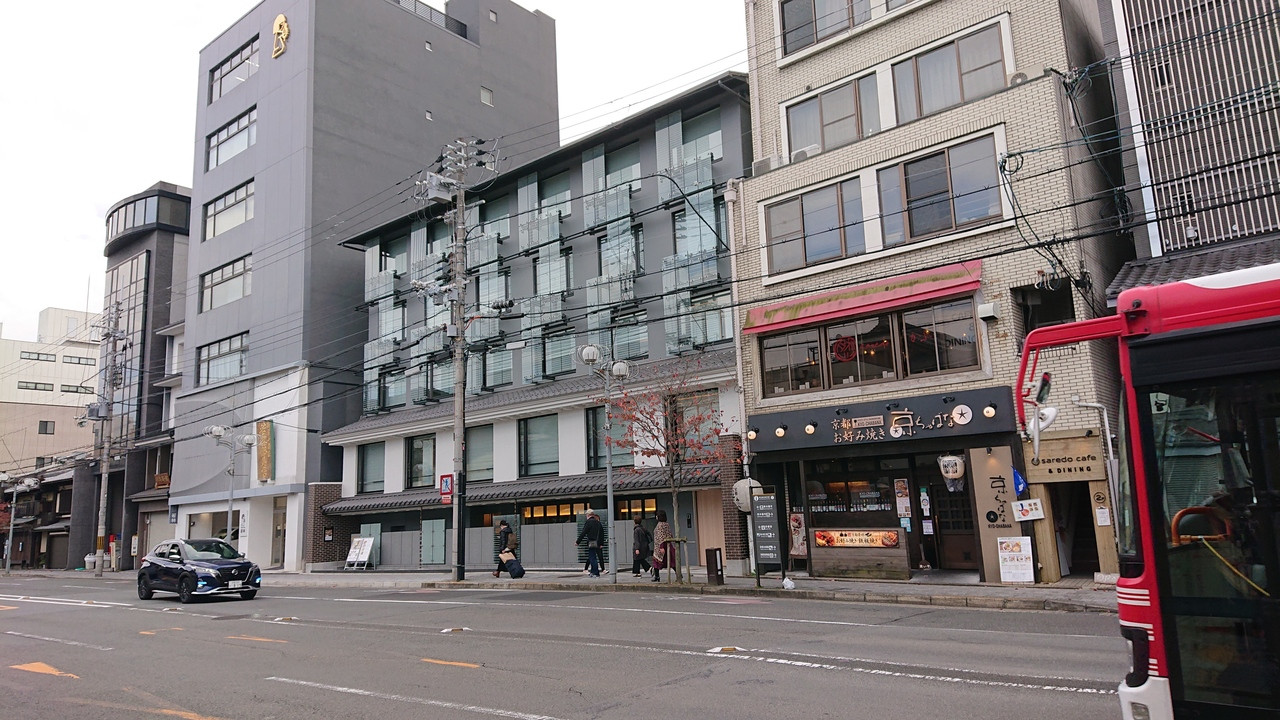 七条通りから見たホテル