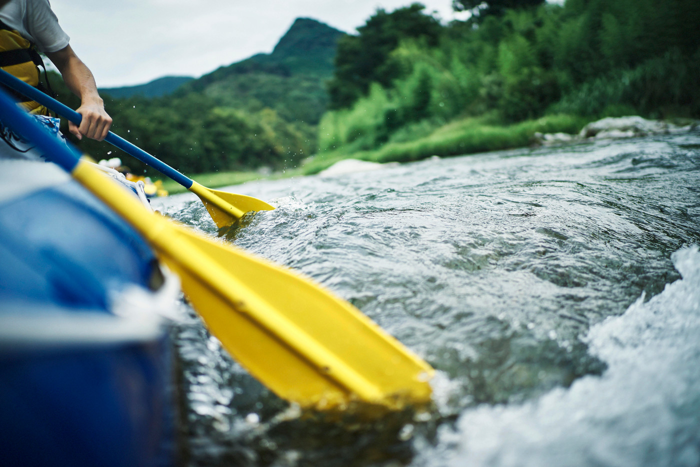 ラフティングを楽しむ男女