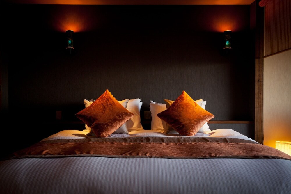 ヒノキの露天風呂付きキングサイズベッドルーム