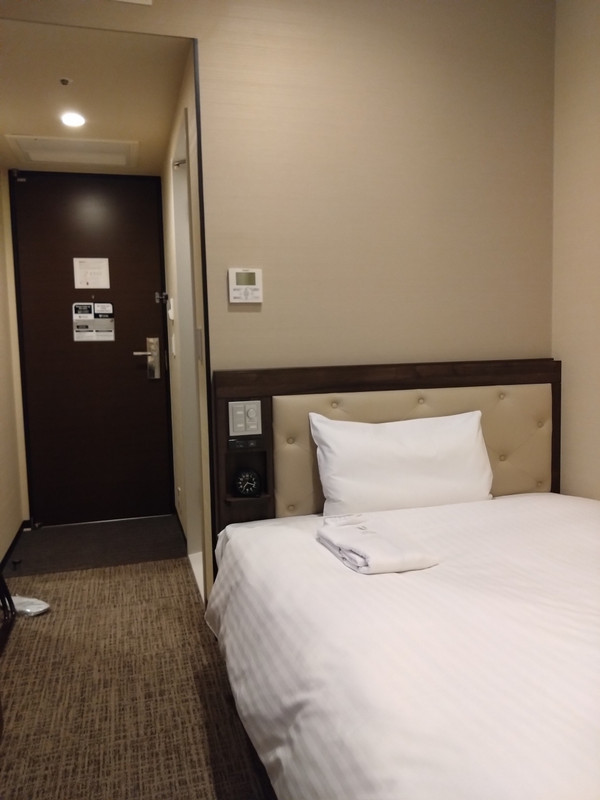 喫煙室を予約。少し狭いがビジホのシングルならこんなものでしょ