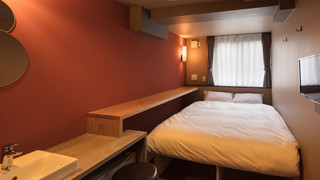 ダブルルーム ダブルベッド1台　共用バスルーム