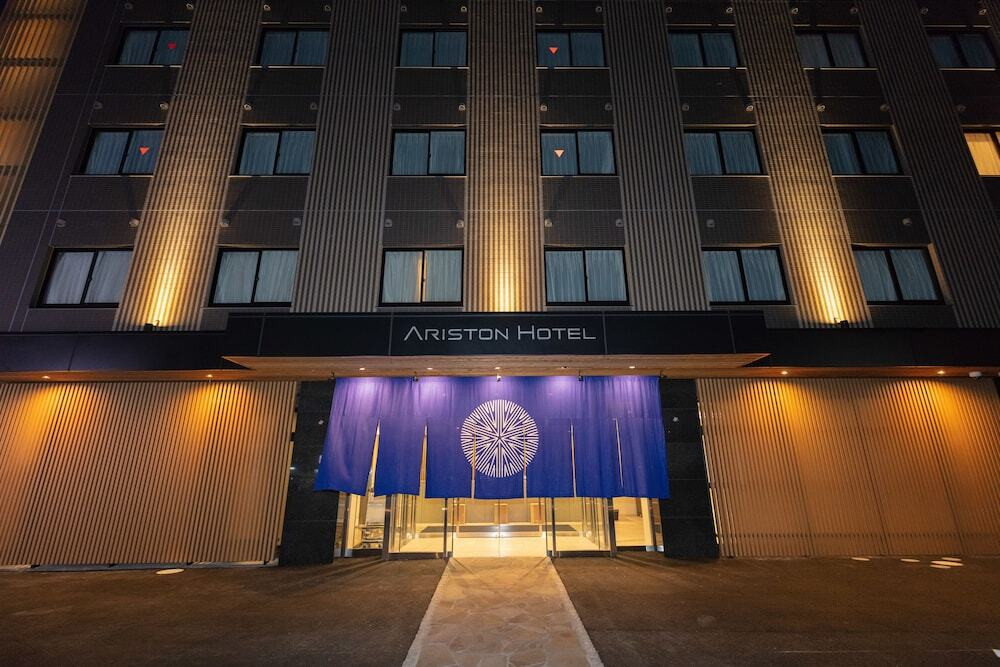 施設の正面 (日没後)